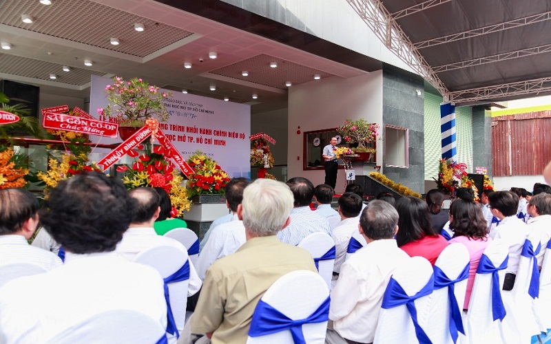 Lãnh đạo nhà trường và các khách mời cùng đến tham dự