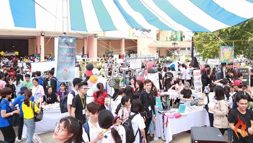 Không gian “Phiên chợ sinh viên” thu hút 55 gian hàng đến từ 11 Đoàn khoa -Liên Chi Hội khoa, 25 câu lạc bộ - đội – nhóm, và gần 20 đơn vị ngoài trường, nhà tài trợ cùng đơn vị đồng hành cũng góp mặt trong phiên chợ này.