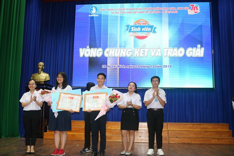 Thí sinh Trúc Hà – Đại học Khoa học Xã hội Và Nhân văn (ĐH Quốc gia TP.HCM) và Trọng Nghĩa - ĐH Mở TP.HCM nhận giải Khuyến khích của hội thi