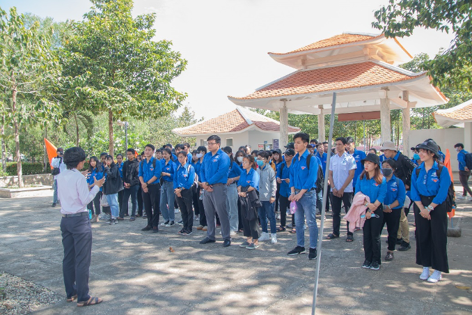 Đoàn Cụm hoạt động số 2 nghe thuyết minh viên hướng dẫn và tham quan các khu vực trong khu di tích