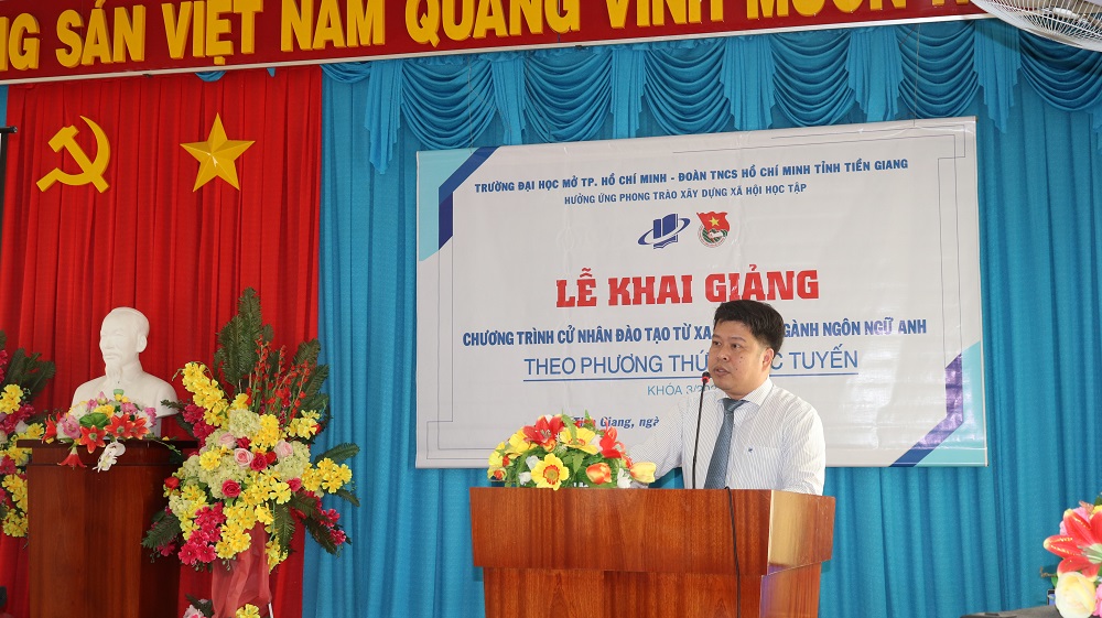 TS. Lê Nguyễn Quốc Khang – Phó Hiệu trưởng phát biểu tuyên bố khai giảng chương trình Cử nhân trực tuyến ngành Ngôn ngữ Anh – Khóa 03/2020 