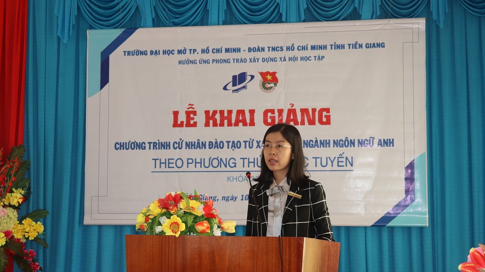 TS. Phan Thị Ngọc Thanh – Giám đốc Trung tâm Đào tạo trực tuyến đọc Quyết định công nhận danh sách Tân sinh viên chương trình Cử nhân trực tuyến – Khóa 03/2020