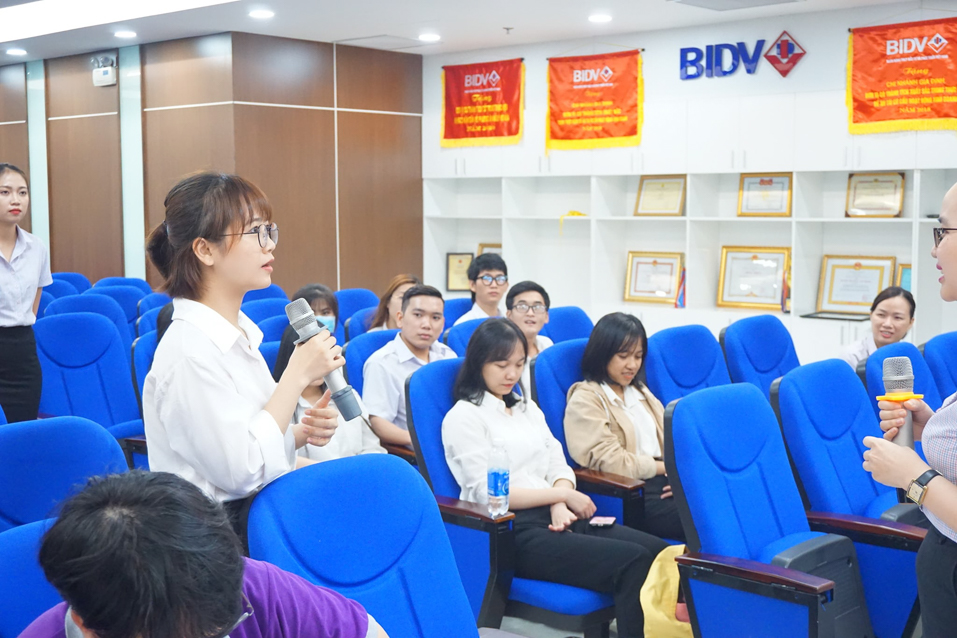 Thông báo tổ chức chuyên đề hướng nghiệp, tư vấn việc làm CareerTalk số tháng 5/2021: Sinh viên với nghiên cứu khoa học.