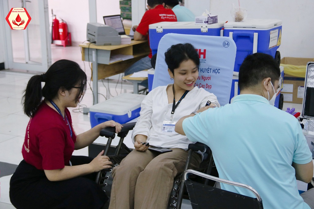 Sinh viên trường Đại học Mở Thành phố Hồ Chí Minh tham gia hoạt động hiến máu tình nguyện