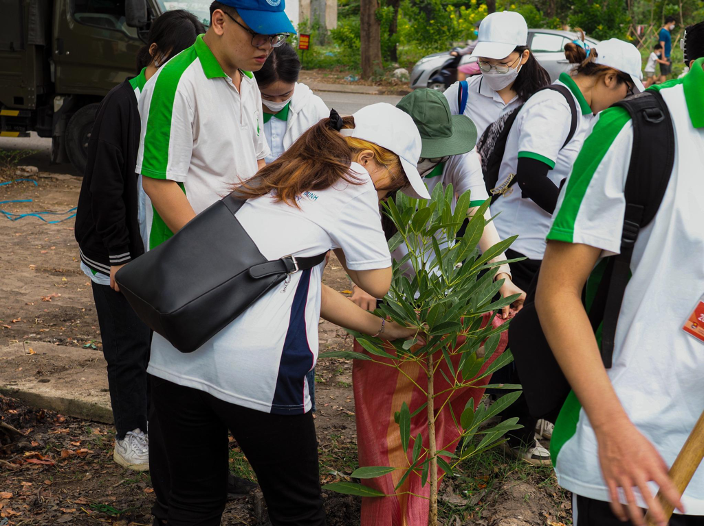 Sinh viên Trường ĐH Mở TPHCM trồng cây xanh, thiết thực bảo vệ môi trường