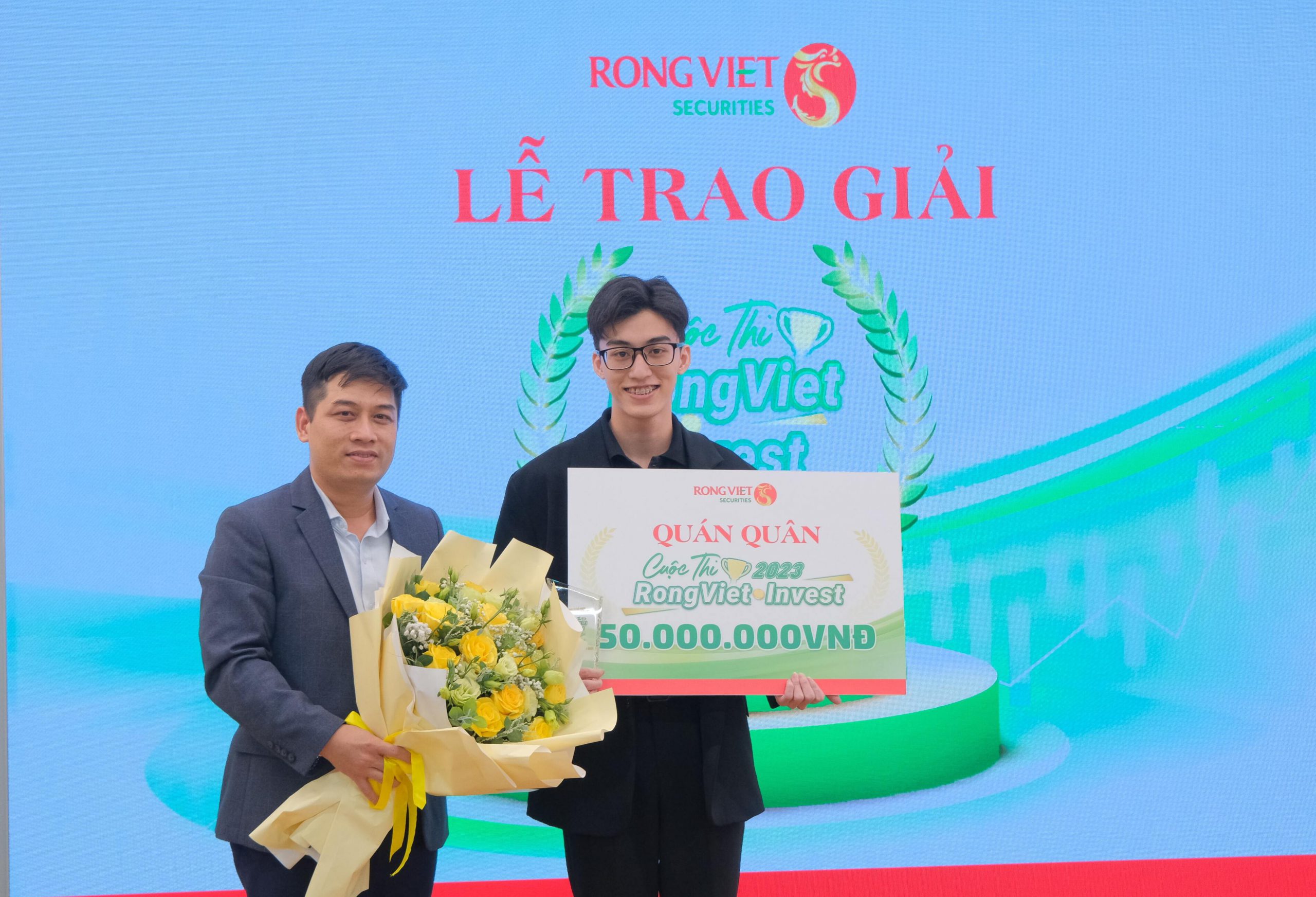 Sinh viên Trường Đại học Mở Thành phố Hồ Chí Minh đoạt giải Quán quân cuộc thi “RongViet Invest 2023”