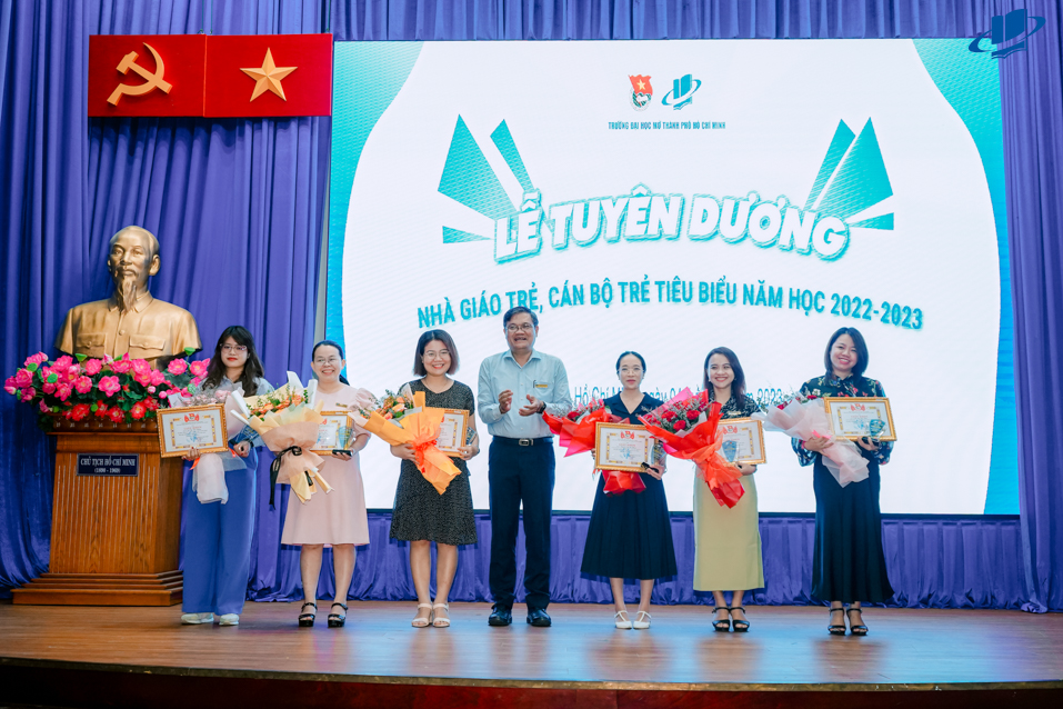 game bai doi thuong
 TP. Hồ Chí Minh tuyên dương và trao tặng trao danh hiệu Nhà giáo trẻ tiêu biểu, Cán bộ trẻ tiêu biểu và Đoàn viên ưu tú năm học năm học 2022 – 2023