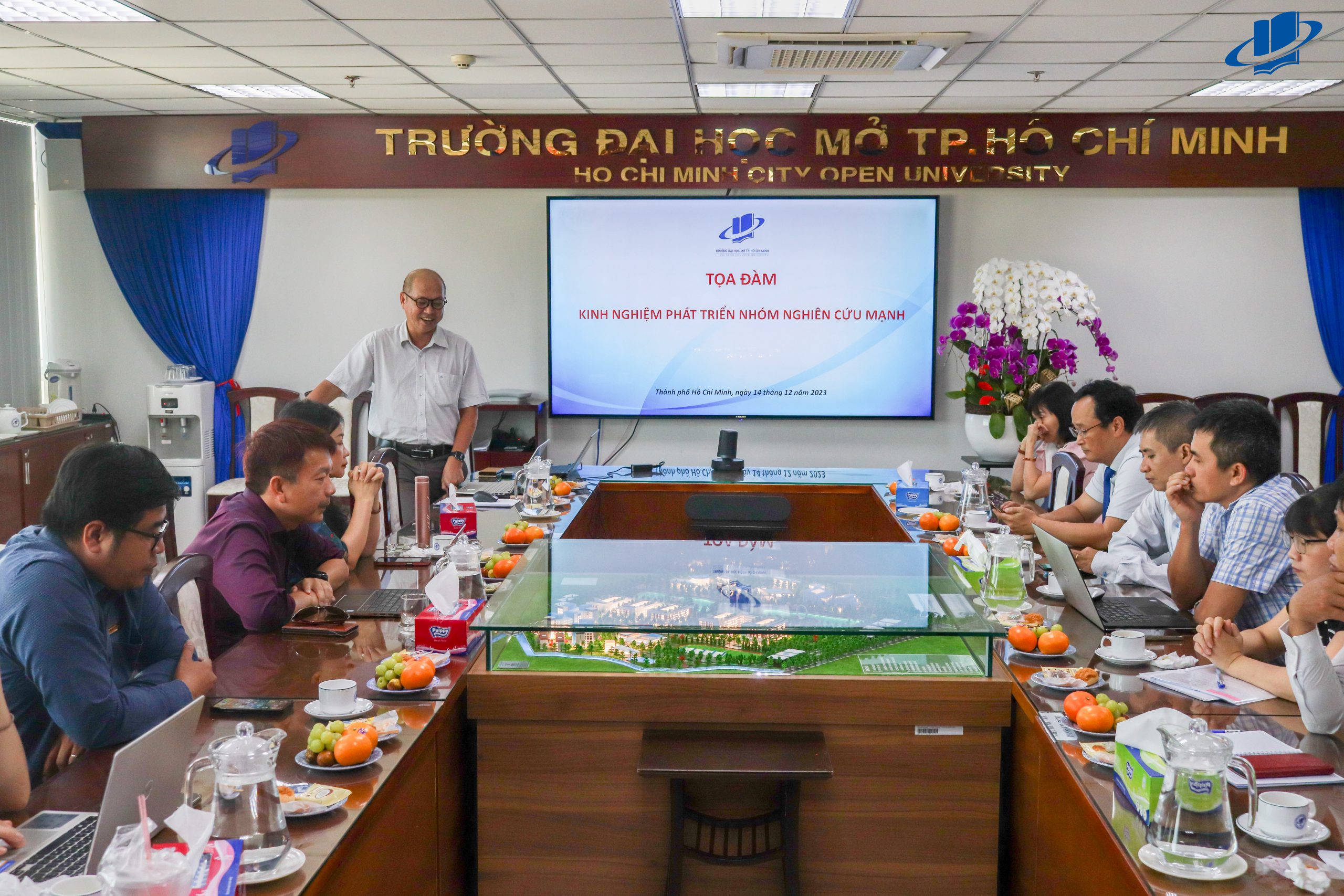 game bai doi thuong
 TP. Hồ Chí Minh tổ chức Tọa đàm Kinh nghiệm phát triển nhóm nghiên cứu mạnh