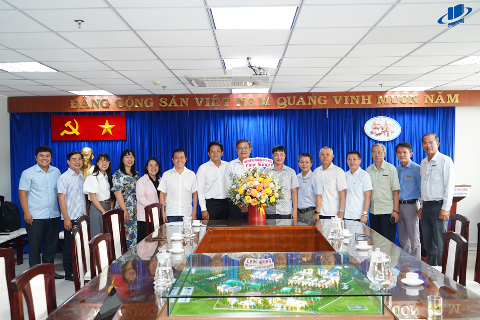 Đảng ủy, Ban Giám hiệu game bai doi thuong
 Tp. Hồ Chí Minh chúc mừng Ngày truyền thống Hội Cựu chiến binh