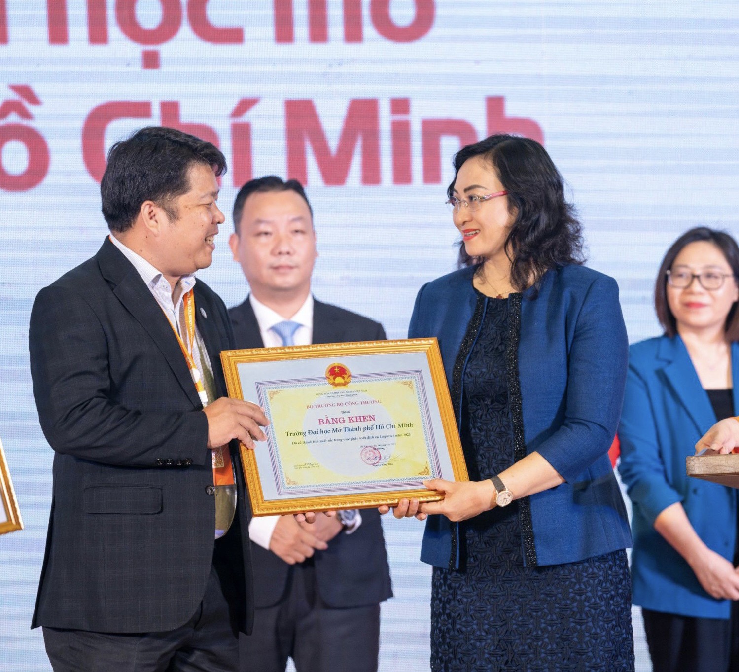 game bai doi thuong
 Thành phố Hồ Chí Minh vinh dự nhận bằng khen của Bộ Công thương