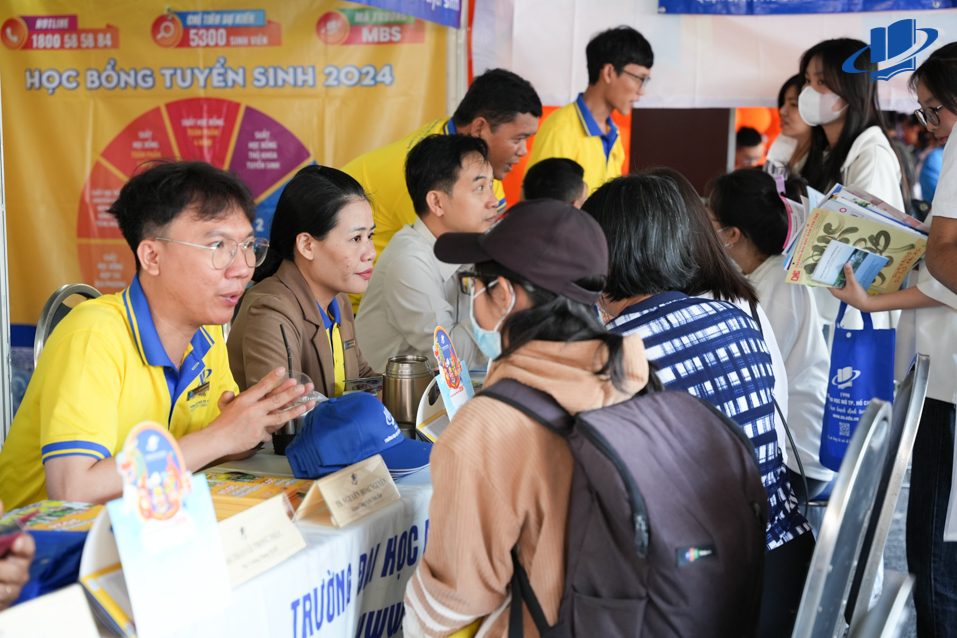 game bai doi thuong
 Thành phố Hồ Chí Minh tham gia Ngày hội tư vấn tuyển sinh – hướng nghiệp 2024